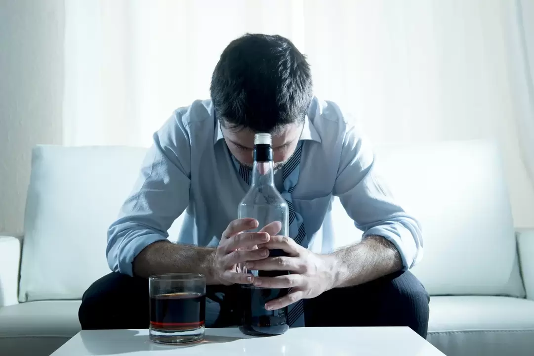 man drinking alcohol how to quit smoking